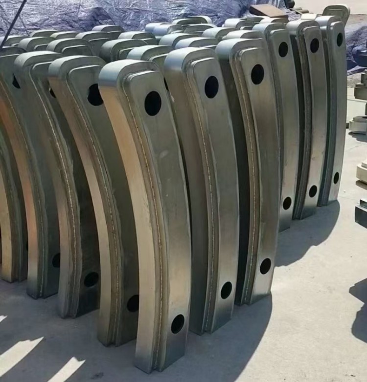 護(hù)欄鋼板立柱 護(hù)欄鋼板立柱